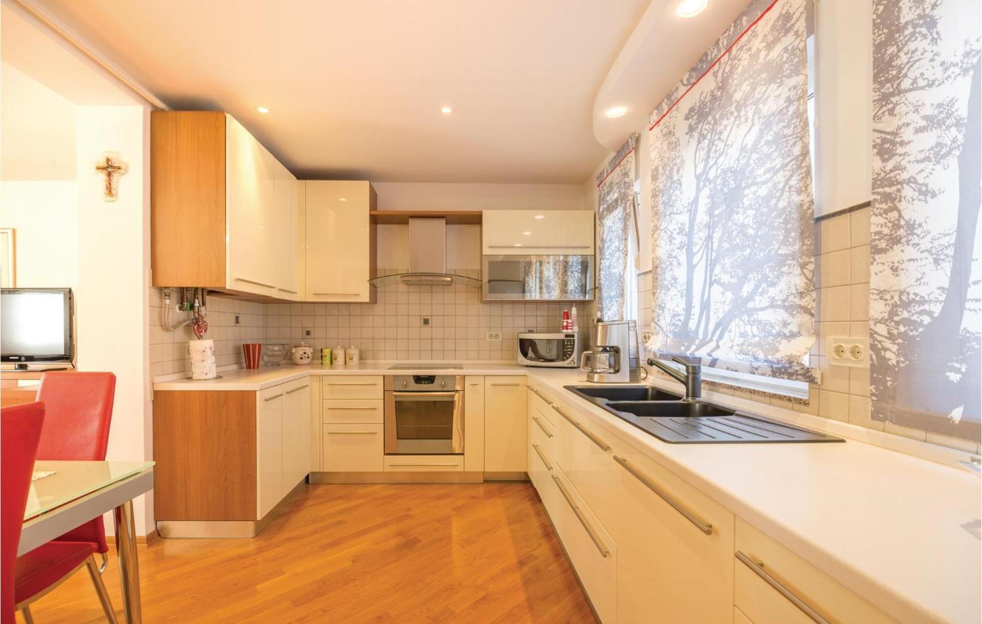 Cozy Apartment In Rijeka With Kitchen Екстериор снимка