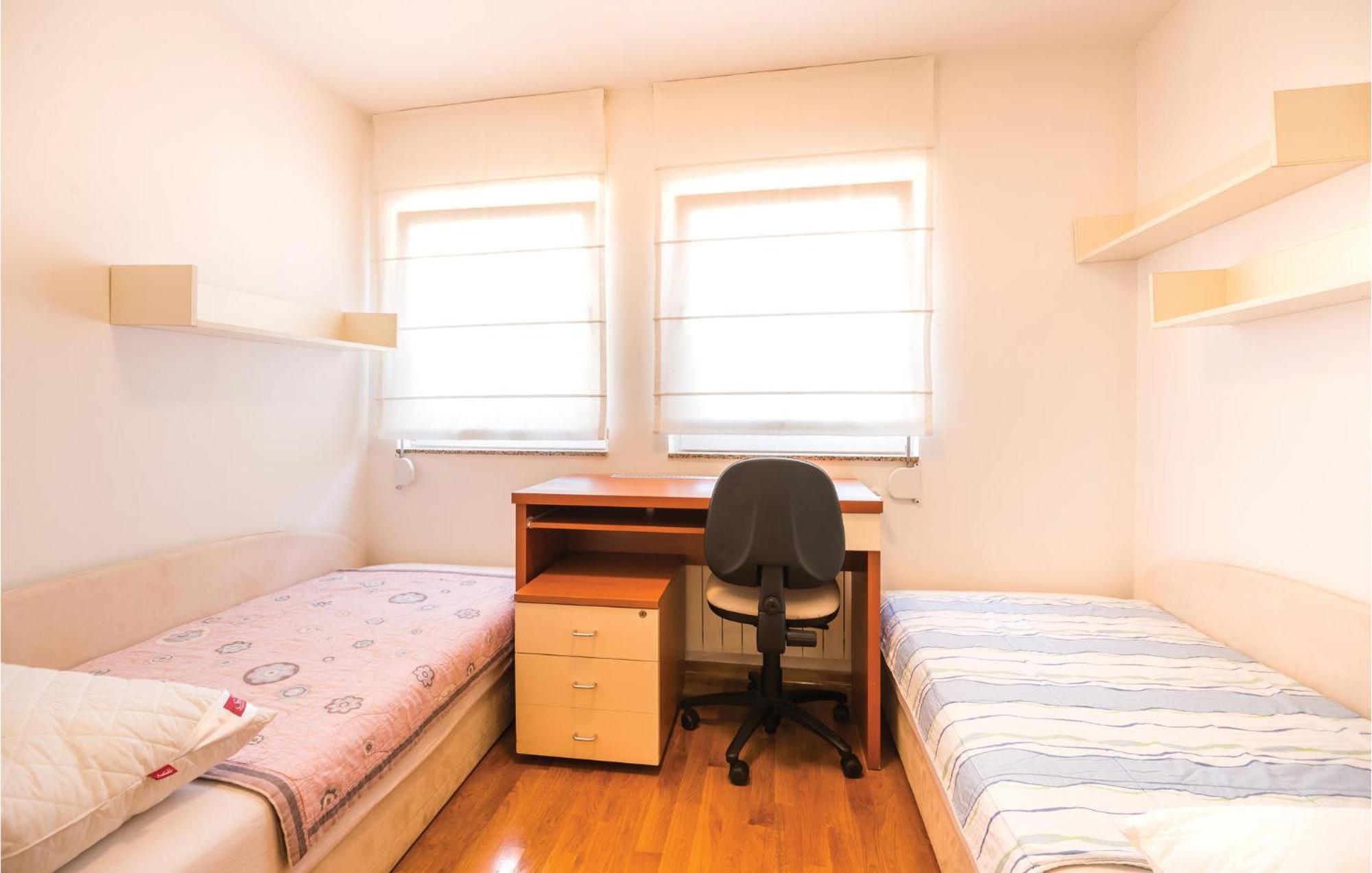 Cozy Apartment In Rijeka With Kitchen Екстериор снимка