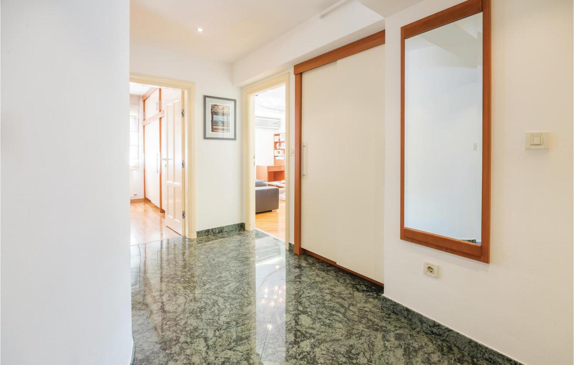 Cozy Apartment In Rijeka With Kitchen Екстериор снимка